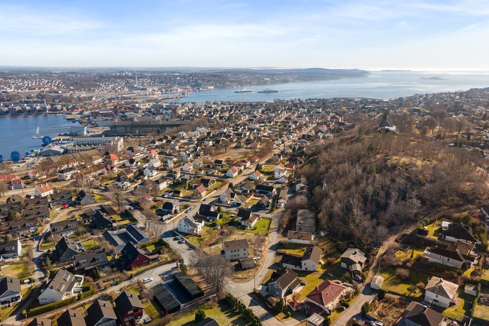 Det er kort vei til sentrum, barnehage, skole, tog, strand og flotte turmuligheter på Jeløy Galleribilde