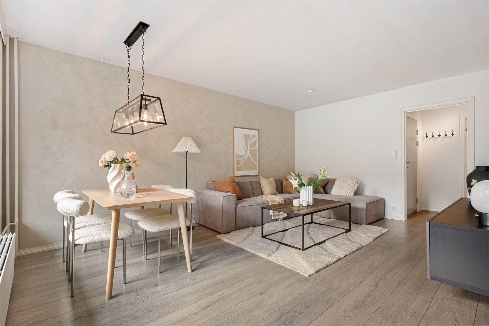 Rene og moderne overflater er gjennomgående for leiligheten. Galleribilde