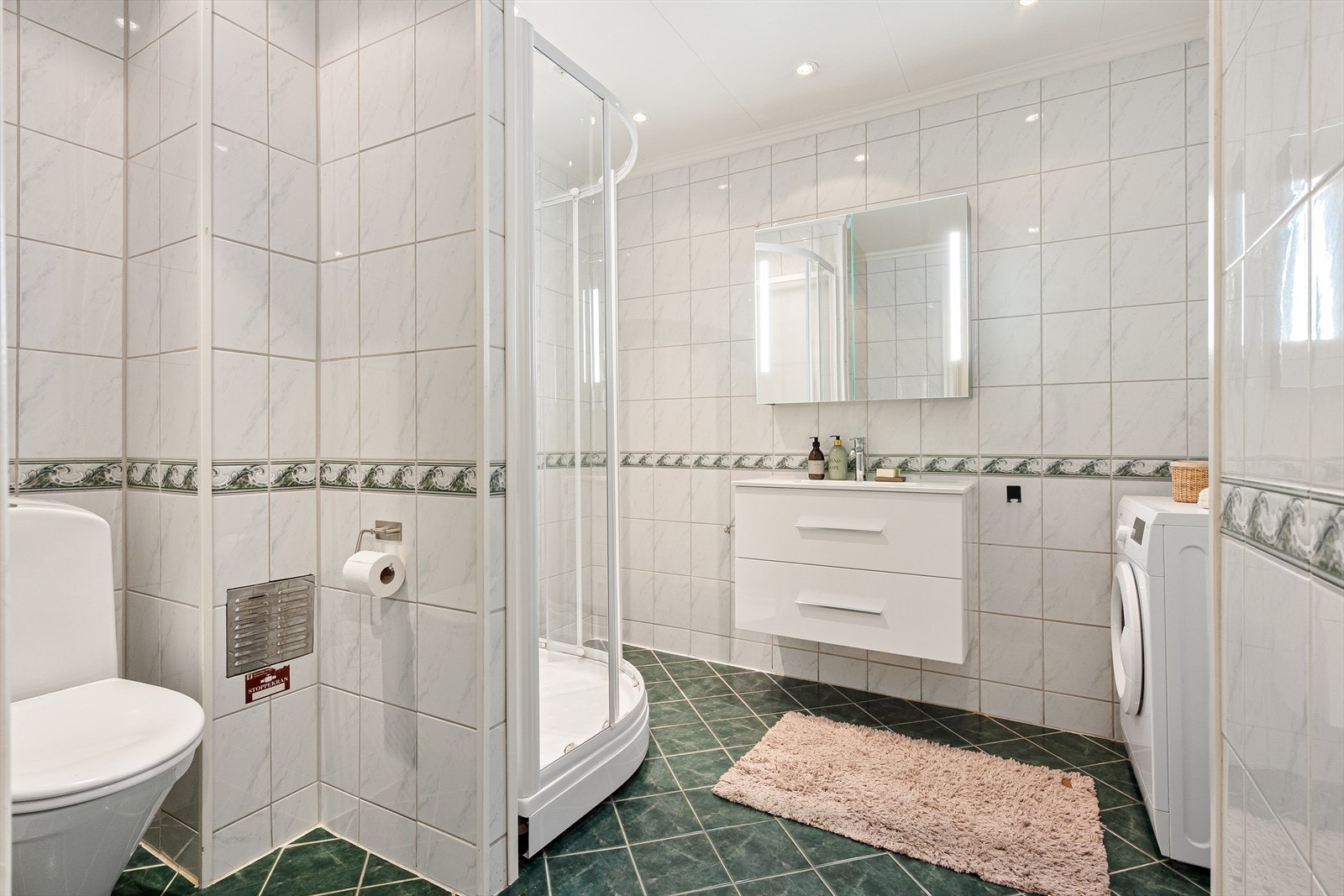 Opplegg for vaskemaskin på badet. Galleribilde