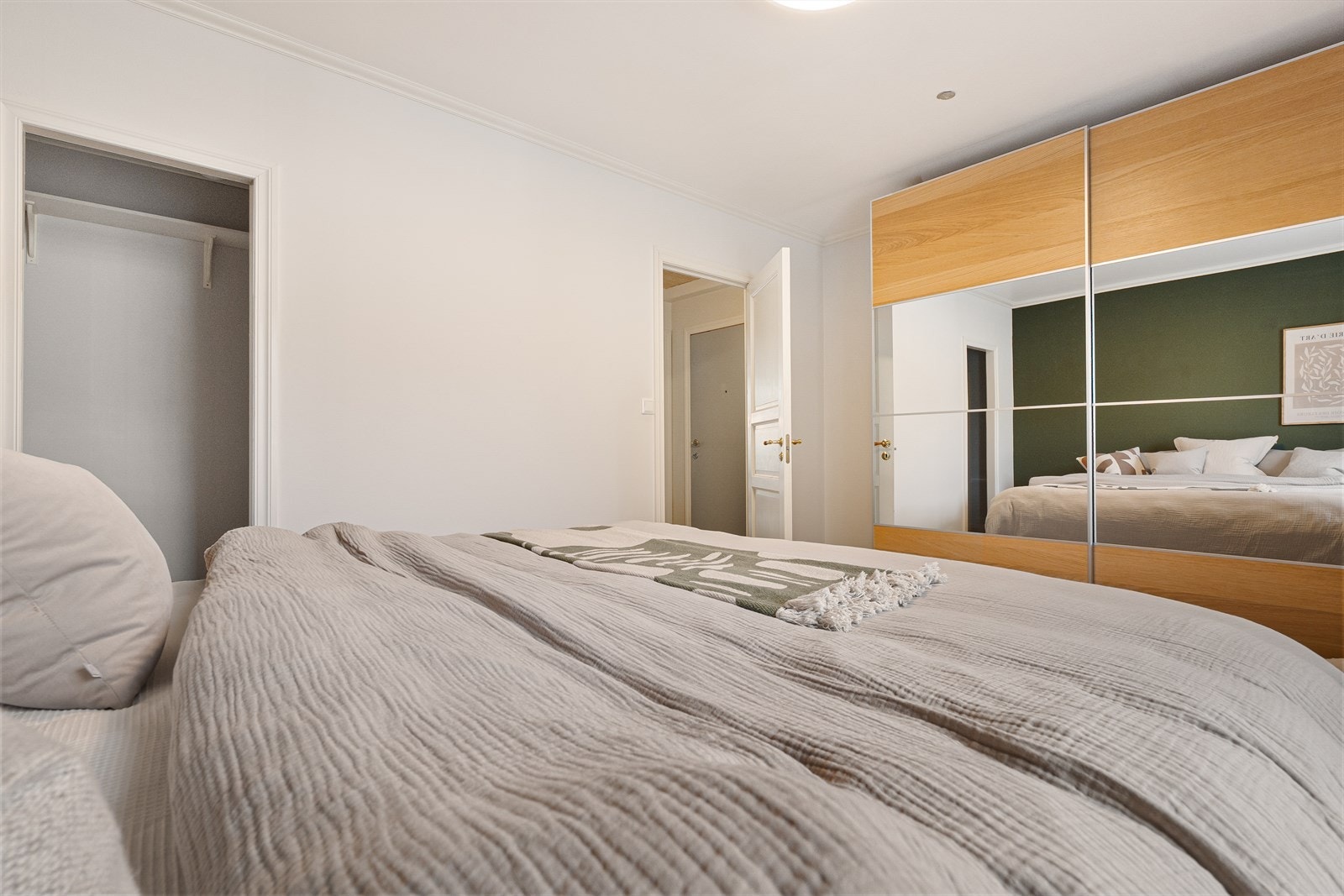 I tillegg til stor garderobeløsning er det walk in-garderobe Galleribilde