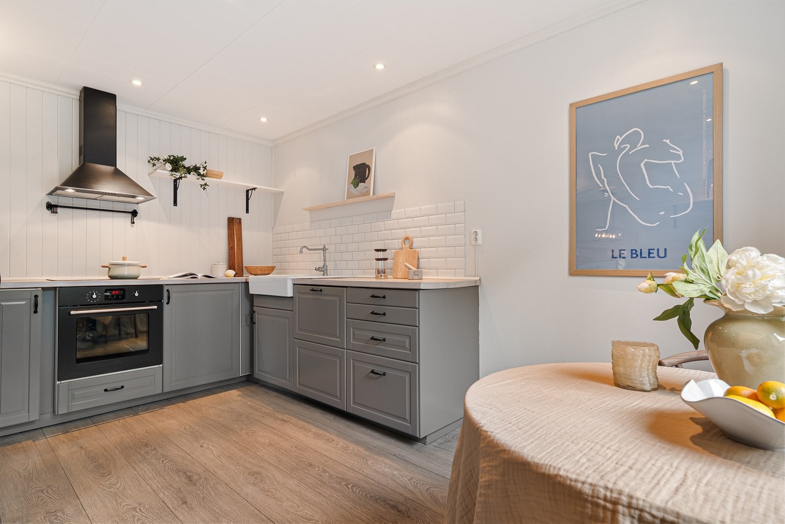 Stort og godt kjøkken med god plass til frokostbordet. Galleribilde