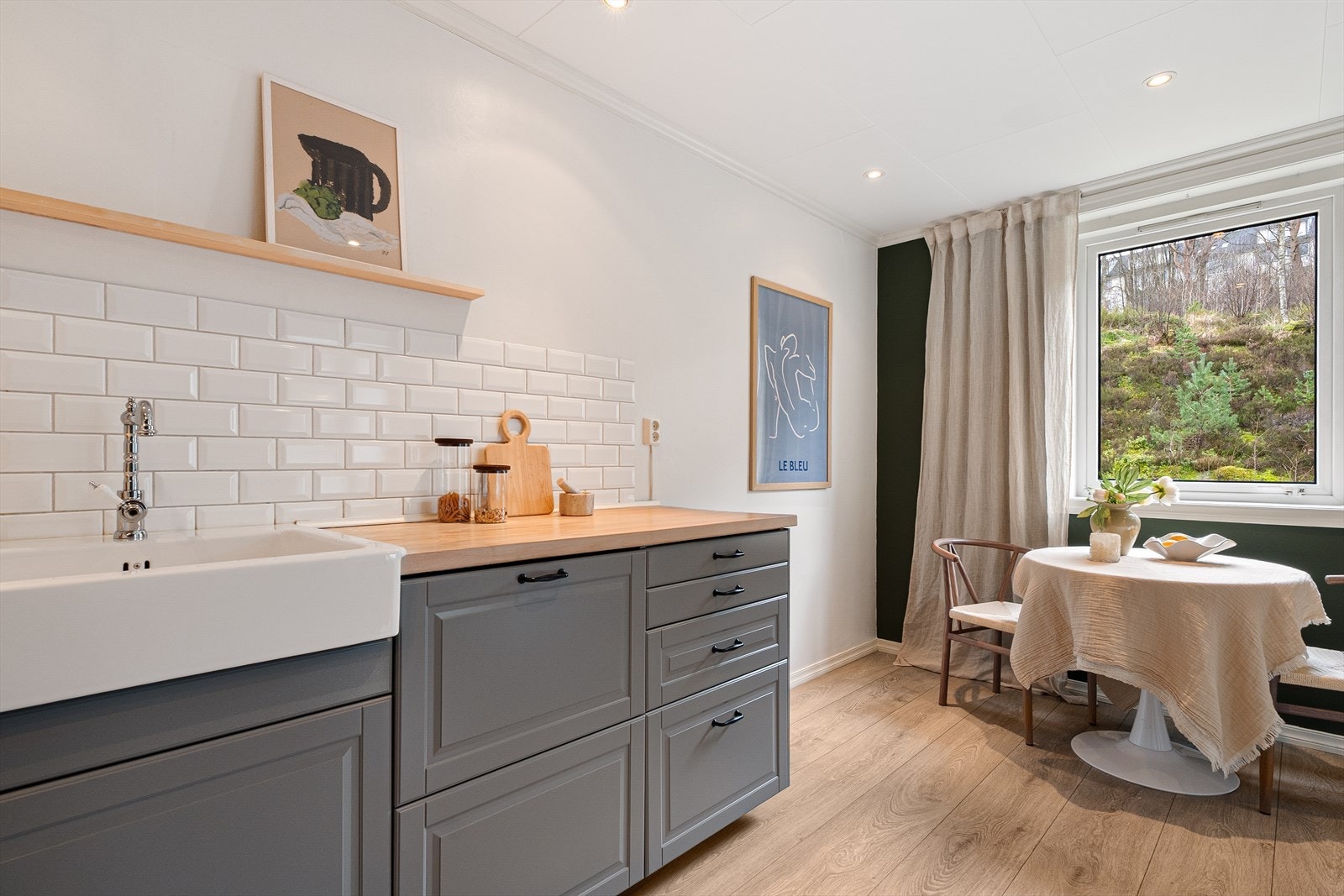 Gode arbeidsforhold med downlights i himling og mye naturlig lys. Galleribilde