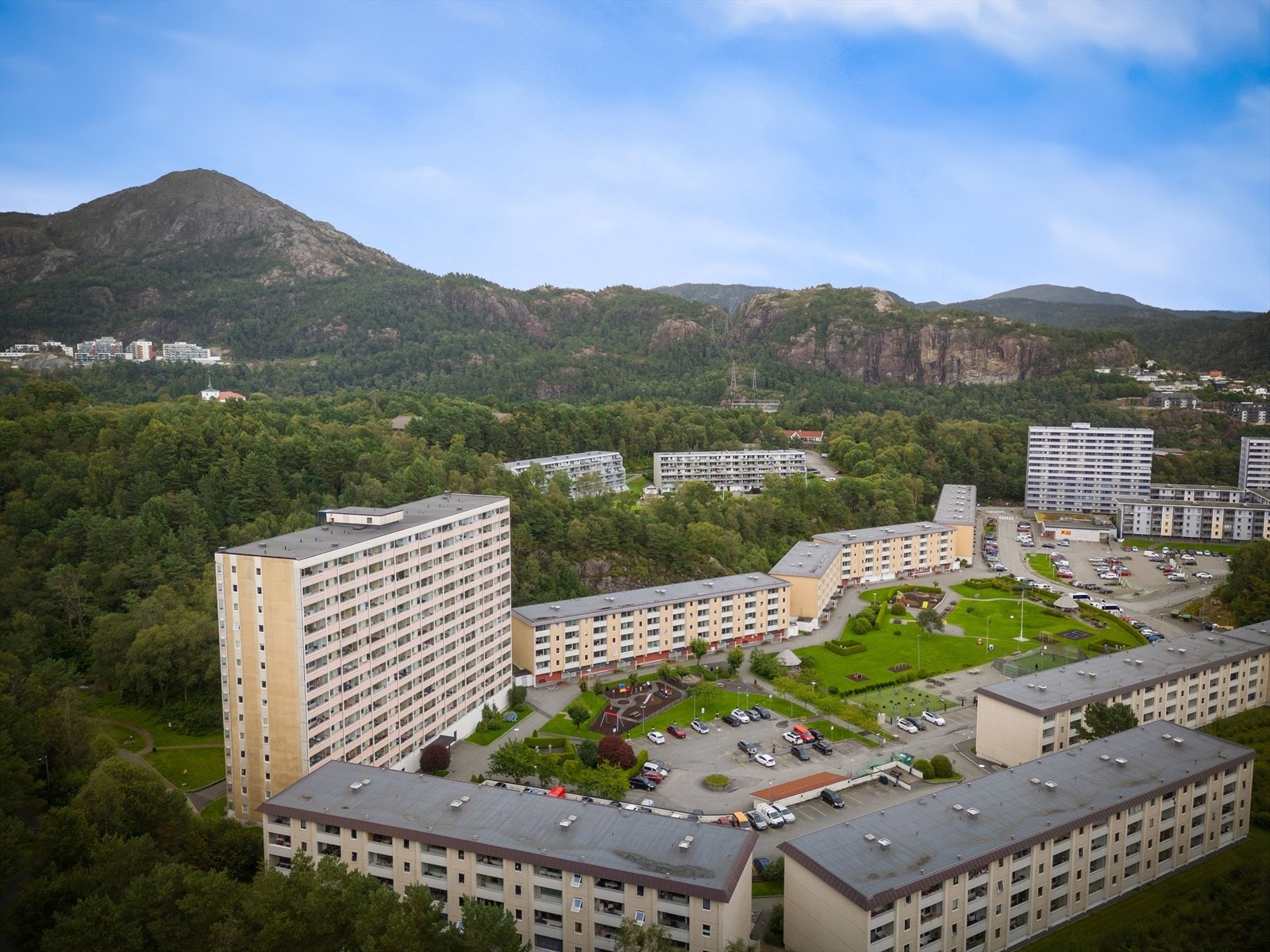 Fra leiligheten er det kort avstand til Vestkanten Storsenter som tilbyr det meste av servicetilbud. Galleribilde