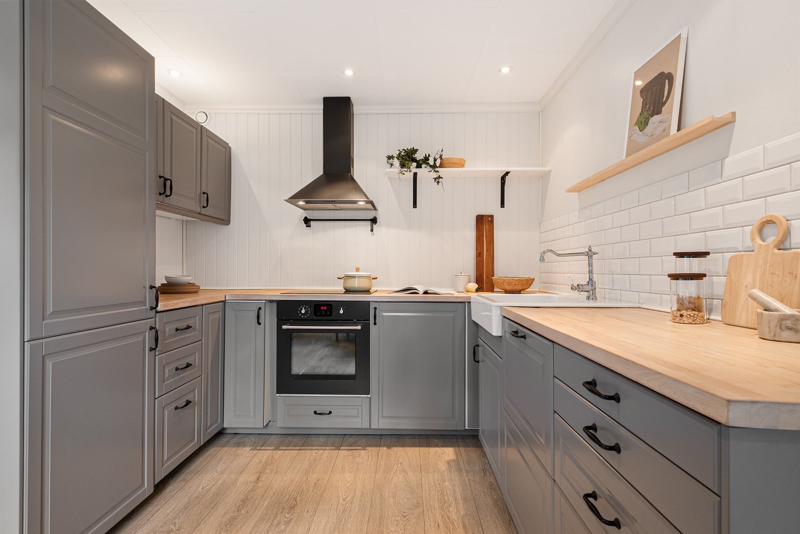 Her får du rikelig med skap- og benkeplass. Galleribilde