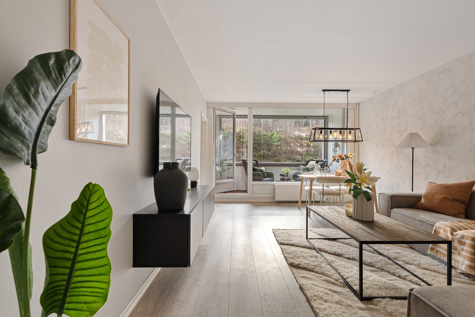 Romslig stue på over 20 m² med god plass til sofagruppe og spisebord! Galleribilde