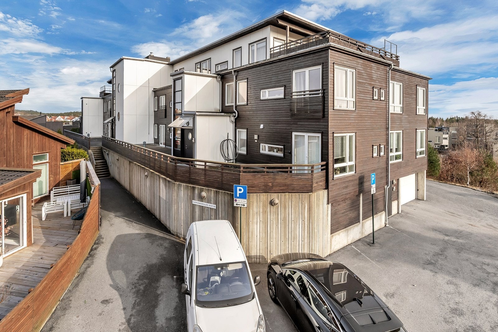 Fasader. Det medfølger garasjeplass til leiligheten og det er rikelig med p-plasser i området Galleribilde