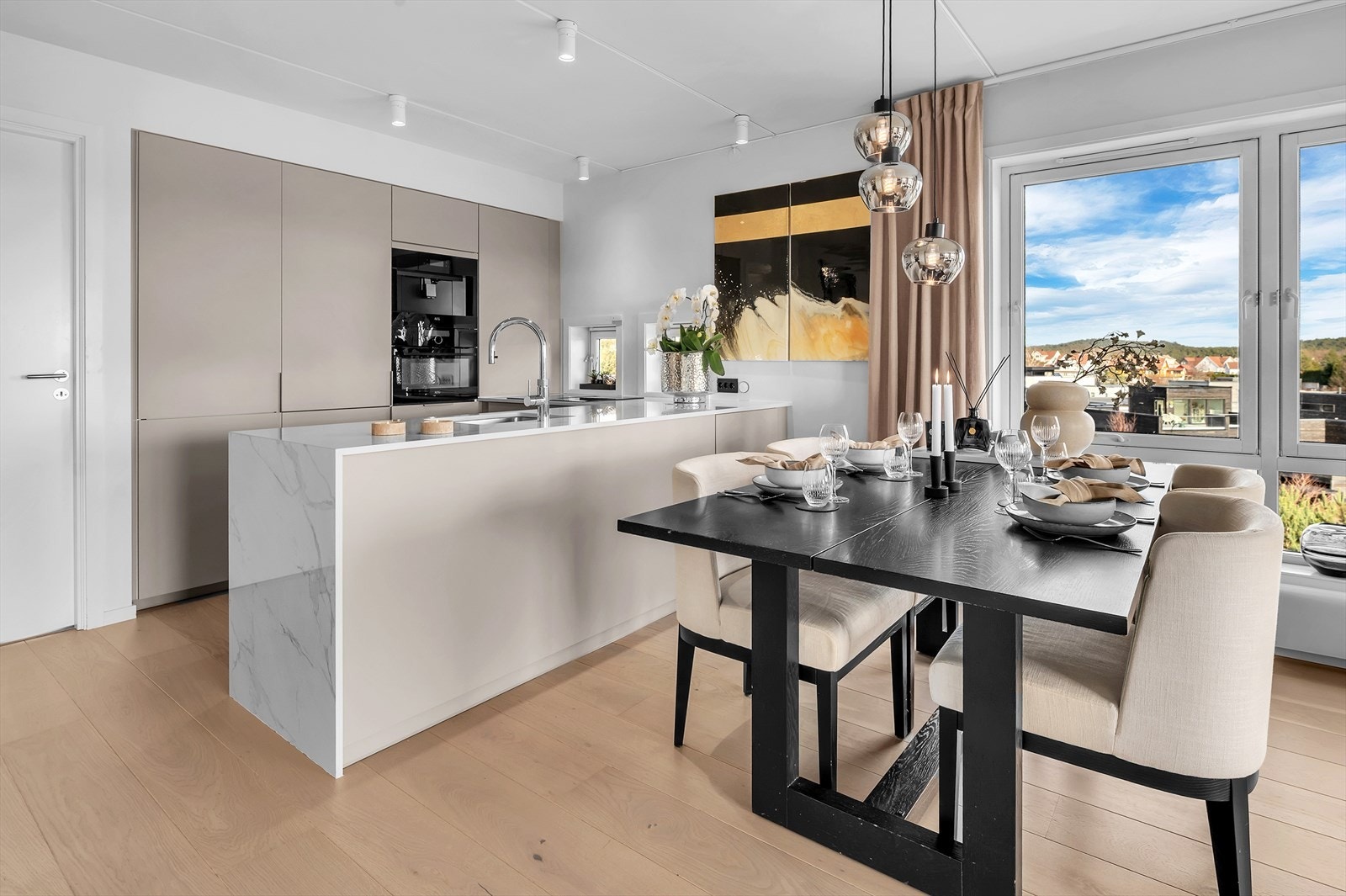 Kjøkken fra 2023 med dekton benkeplate levert av Kvik Galleribilde