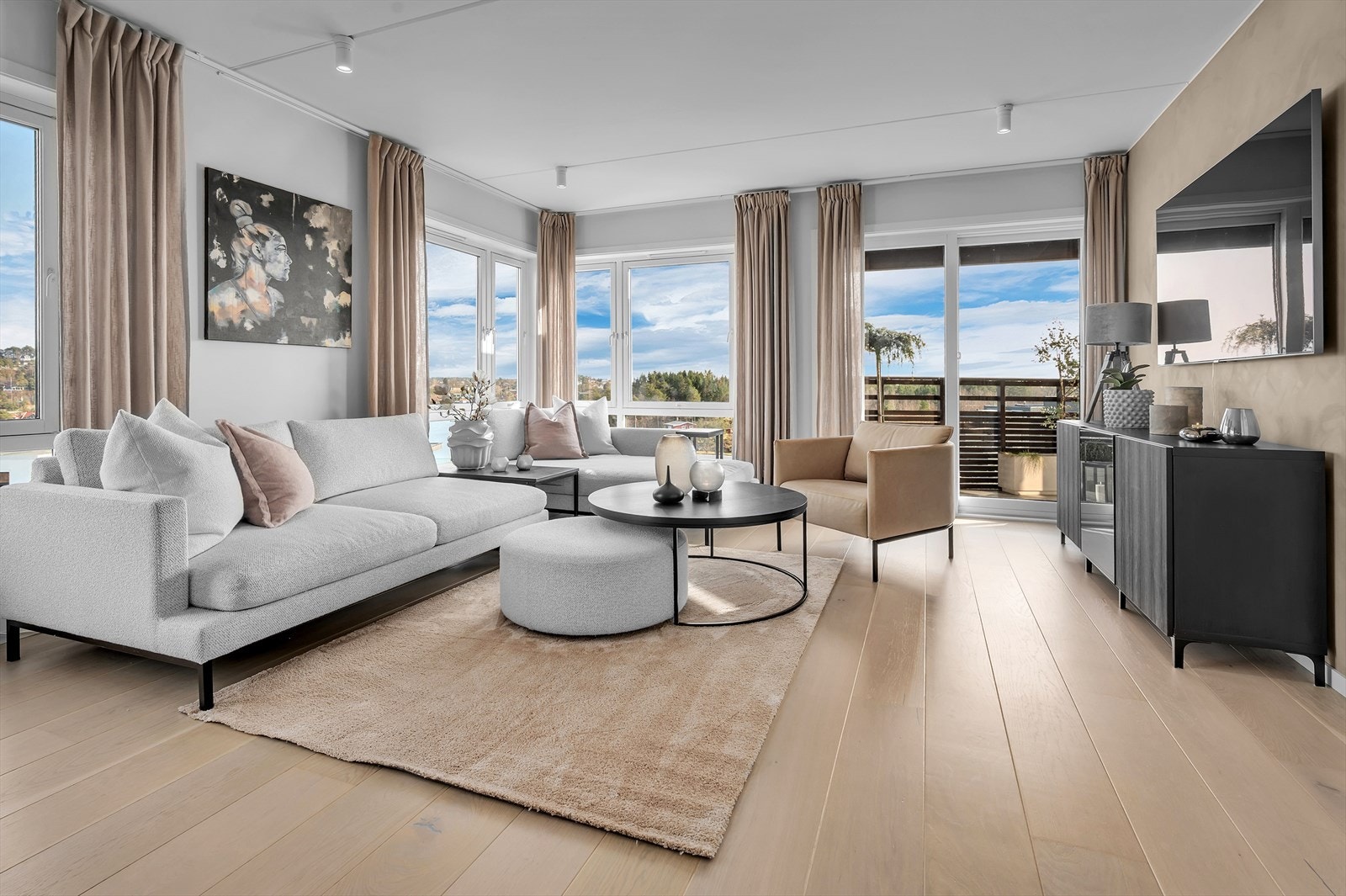 Delikat fargevalg, store vindusflater, stilrene detaljer og direkte utgang til balkong. Sjøutsikt fra alle vinkler Galleribilde