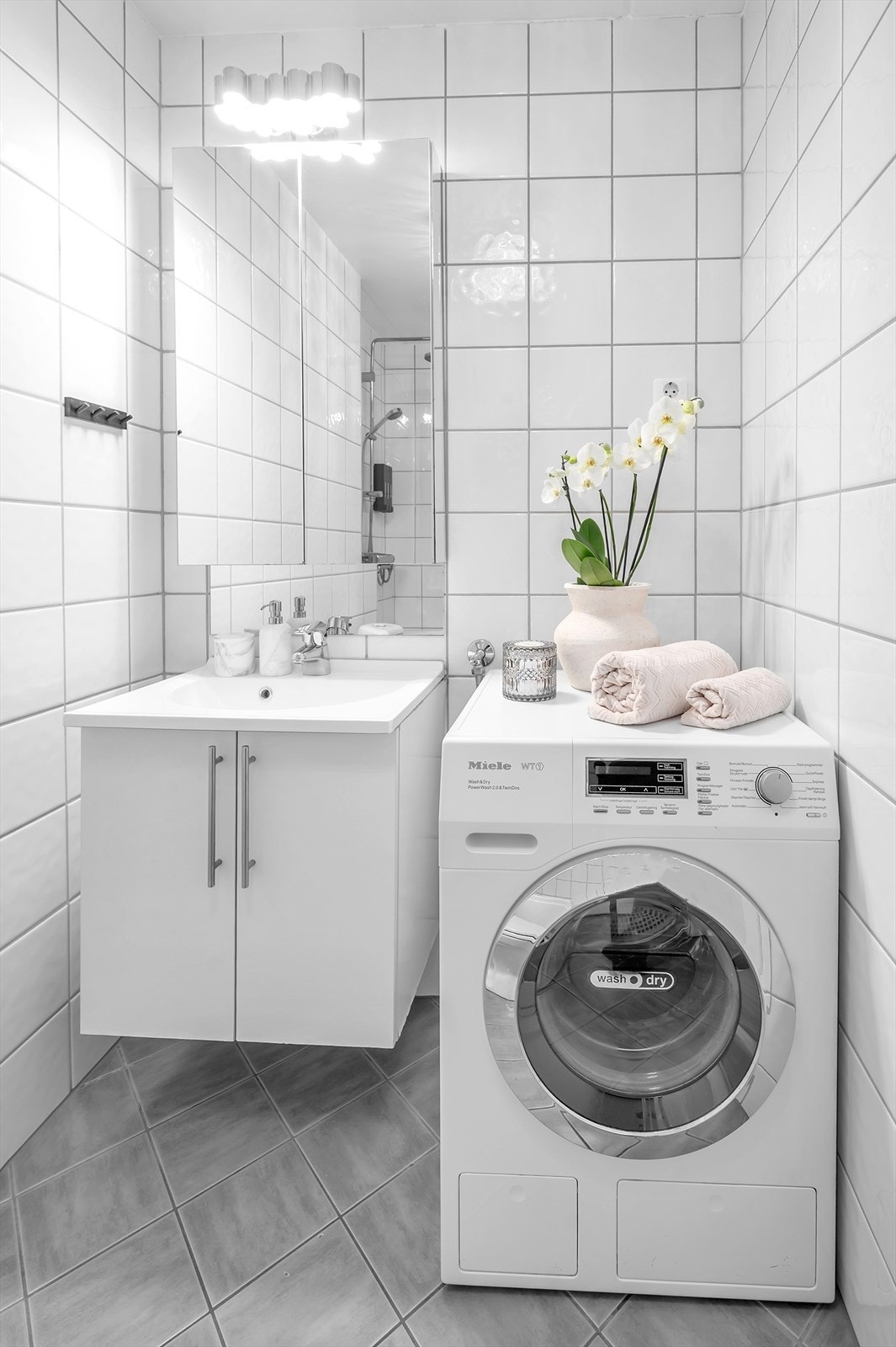 Bad tilhørende soverom med servant med underskap, opplegg for vaskemaskin, toalett og badekar Galleribilde