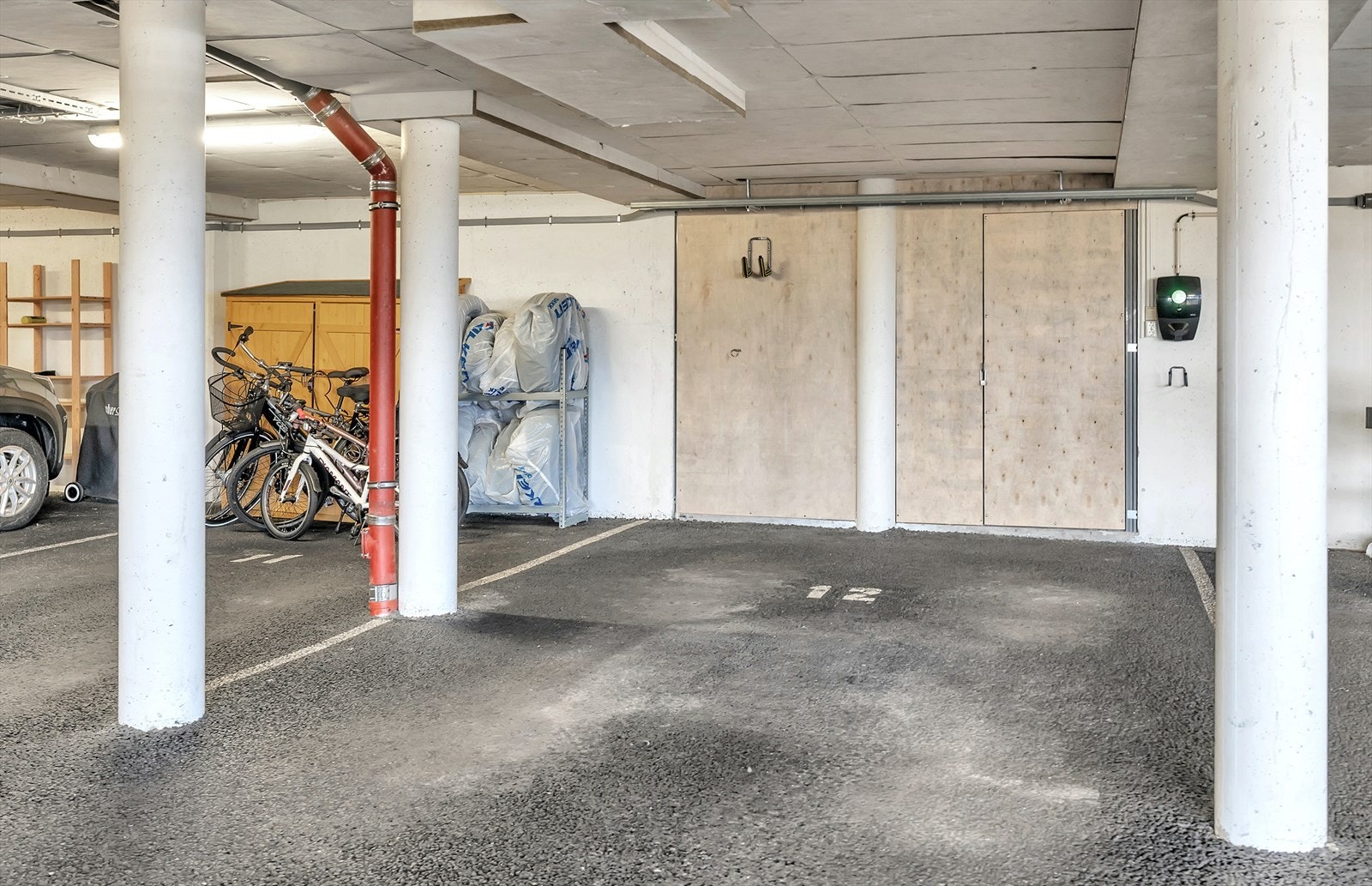 Parkeringsplass er utstyrt med ladepunkt for elbil. Det medfølger også bod til leiligheten rett ved p-plassen Galleribilde