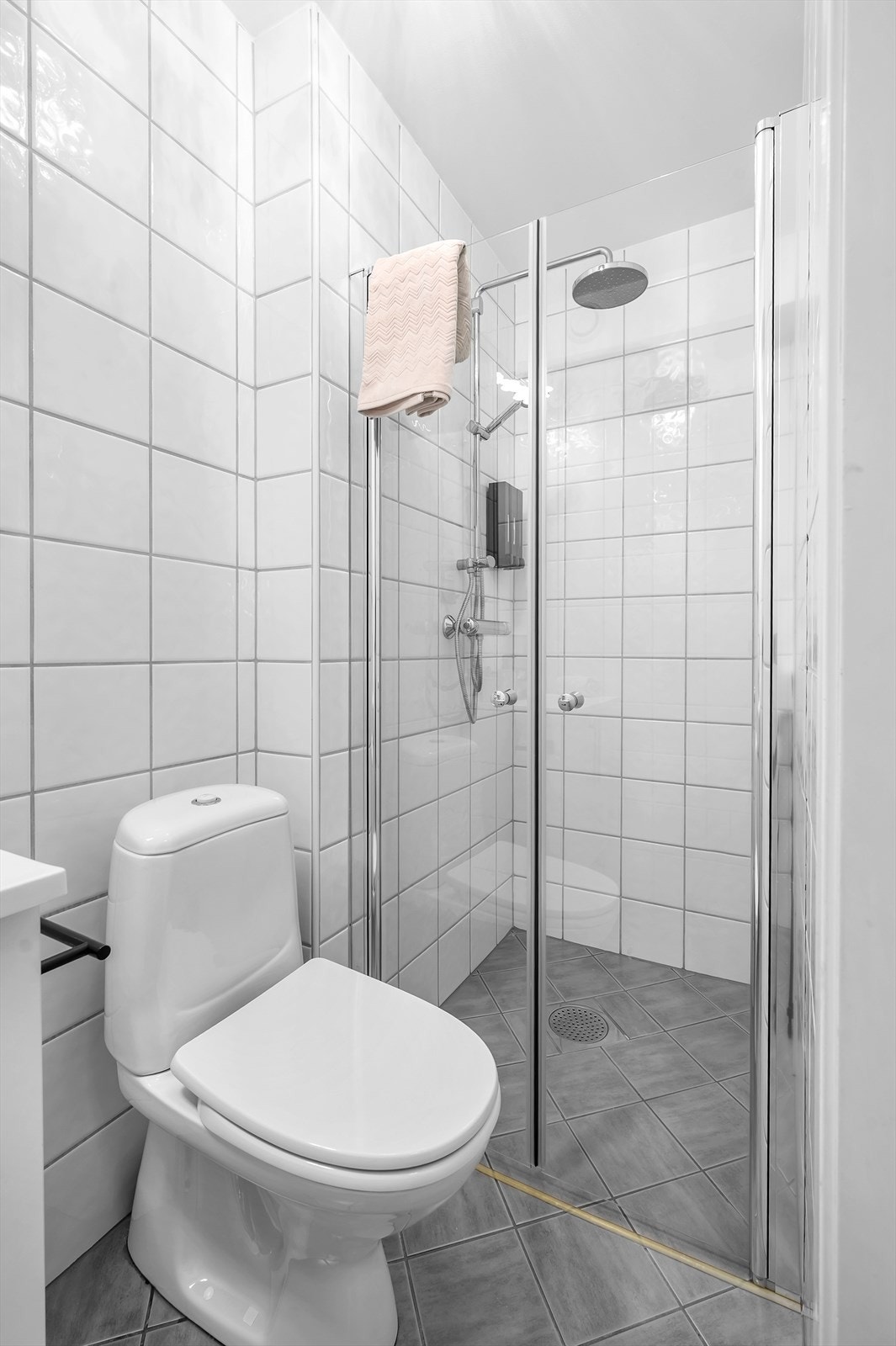 Bad nr 2 med stor dusjnisje Galleribilde