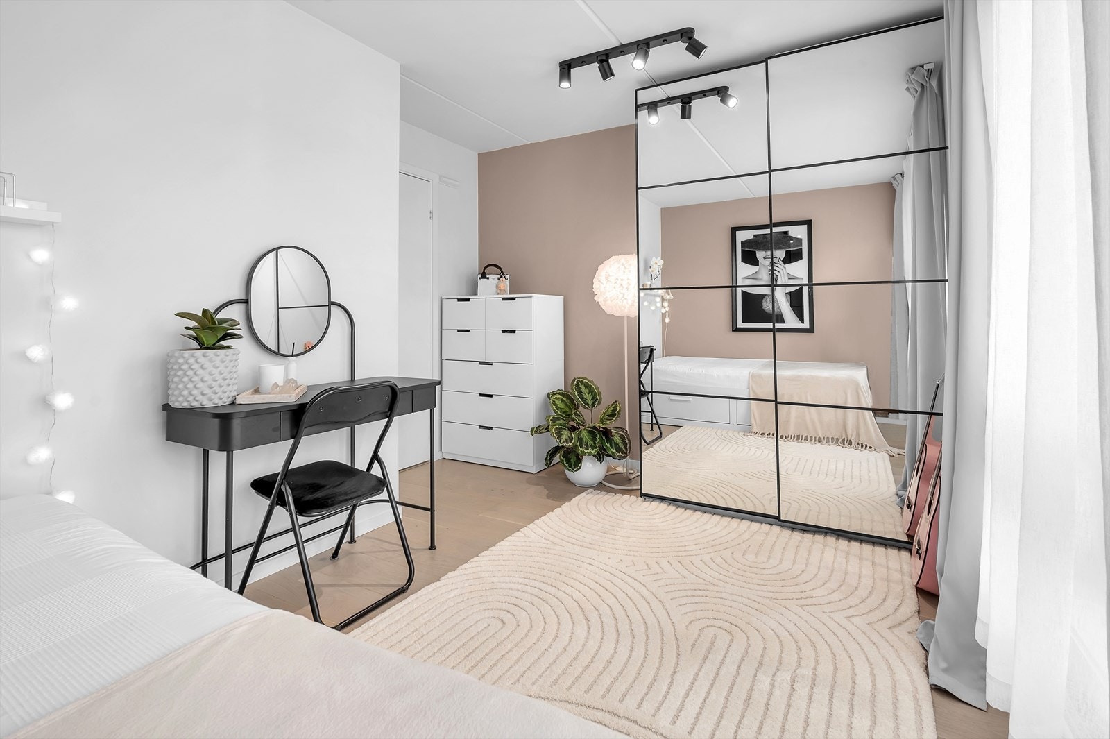 Soverom 2 av 3 er malt i delikate farger Galleribilde