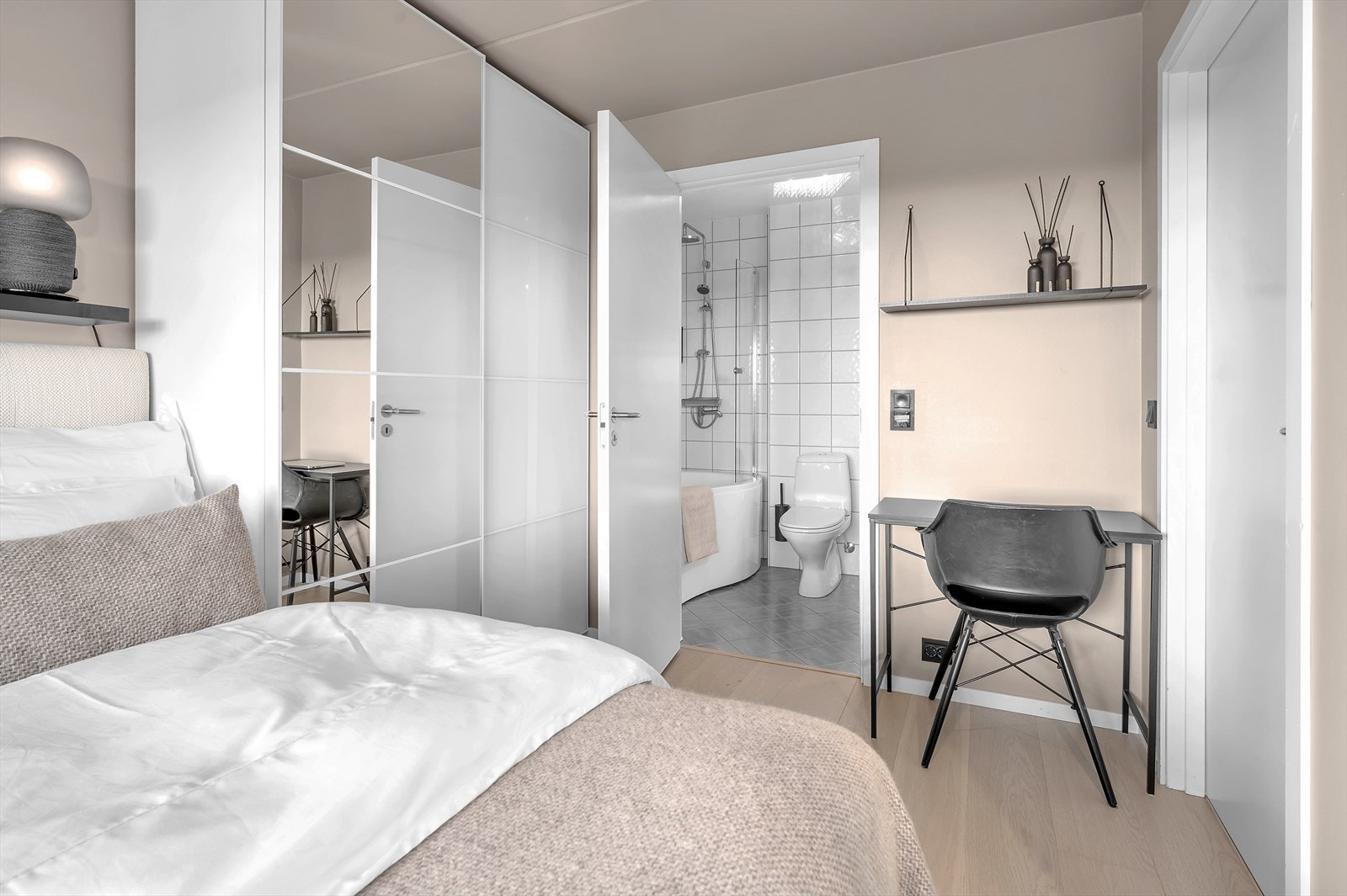 Fra hovedsoverommet er det tilgang til eget bad Galleribilde