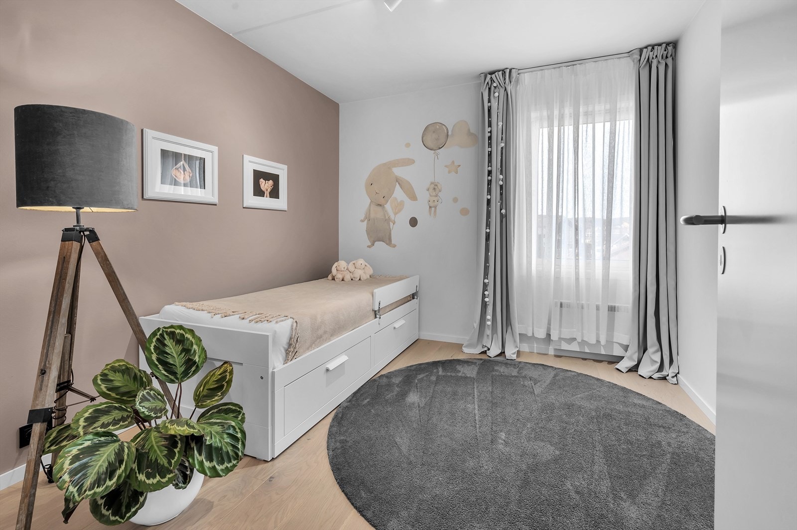 Soverom 3 av 3, også dette med plass til seng, garderobe og skrivebord Galleribilde