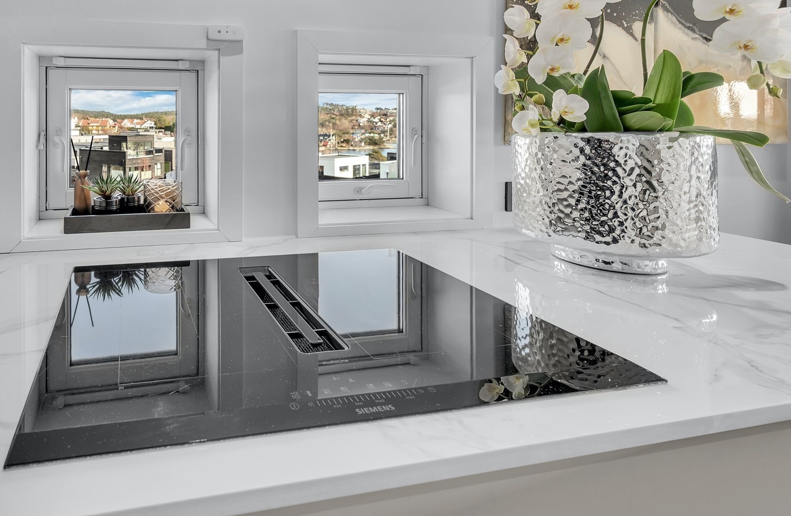 Det er intrigerte hvitevarer av god kvalitet, blant annet induksjonstopp med nedfelt ventilator Galleribilde