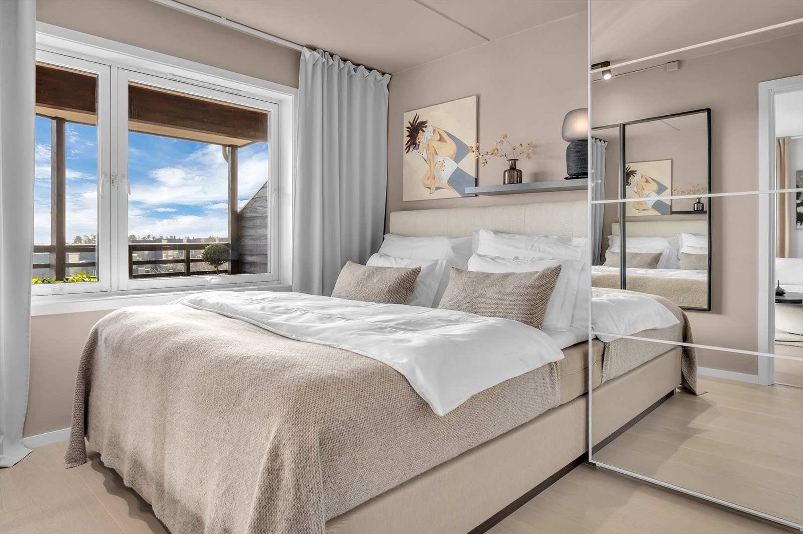 Hovedsoverom (1 av 3) med god plass til garderobe, seng og tilhørende soveromsmøblement Galleribilde