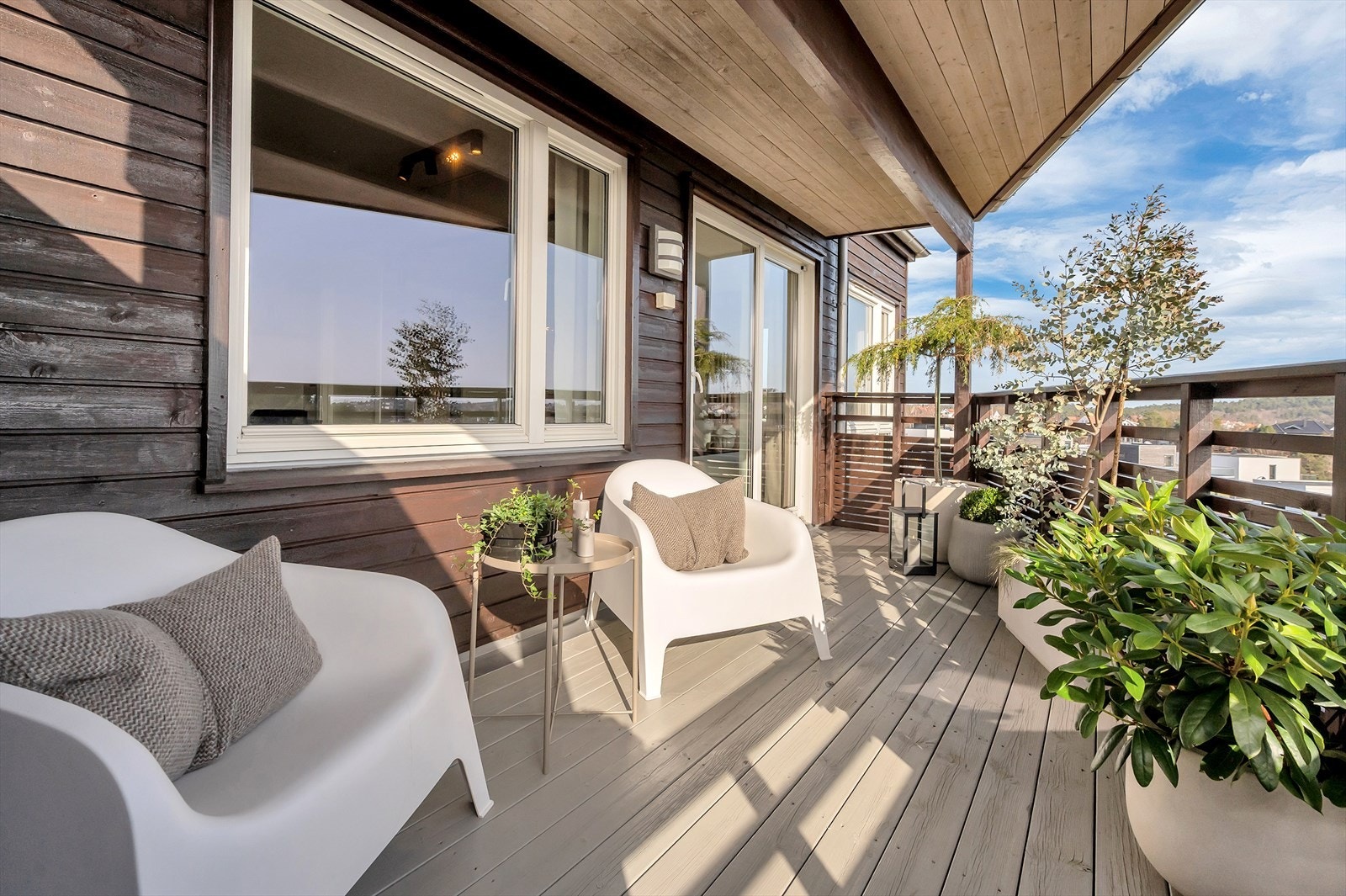 Balkong er usjenert og byr på svært gode solforhold Galleribilde