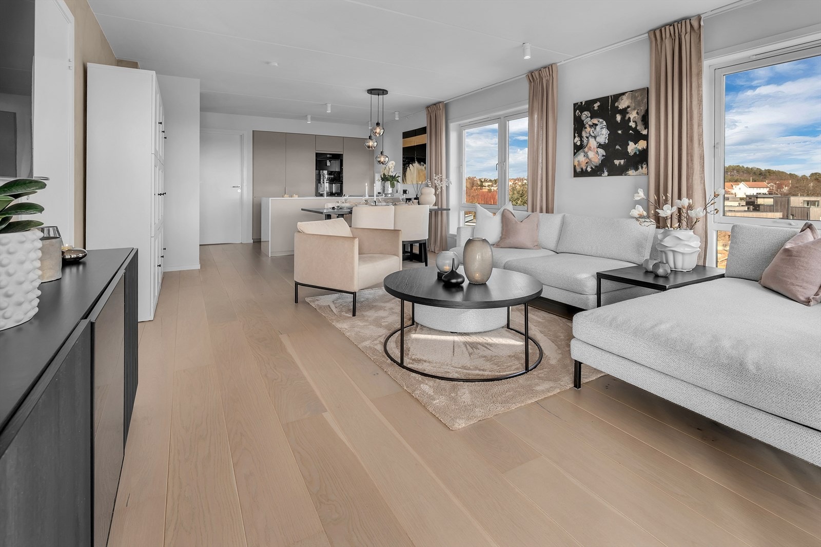 Åpen planløsning skaper en romslig og sosial sone med god plass til spisegruppe og sofagruppe Galleribilde