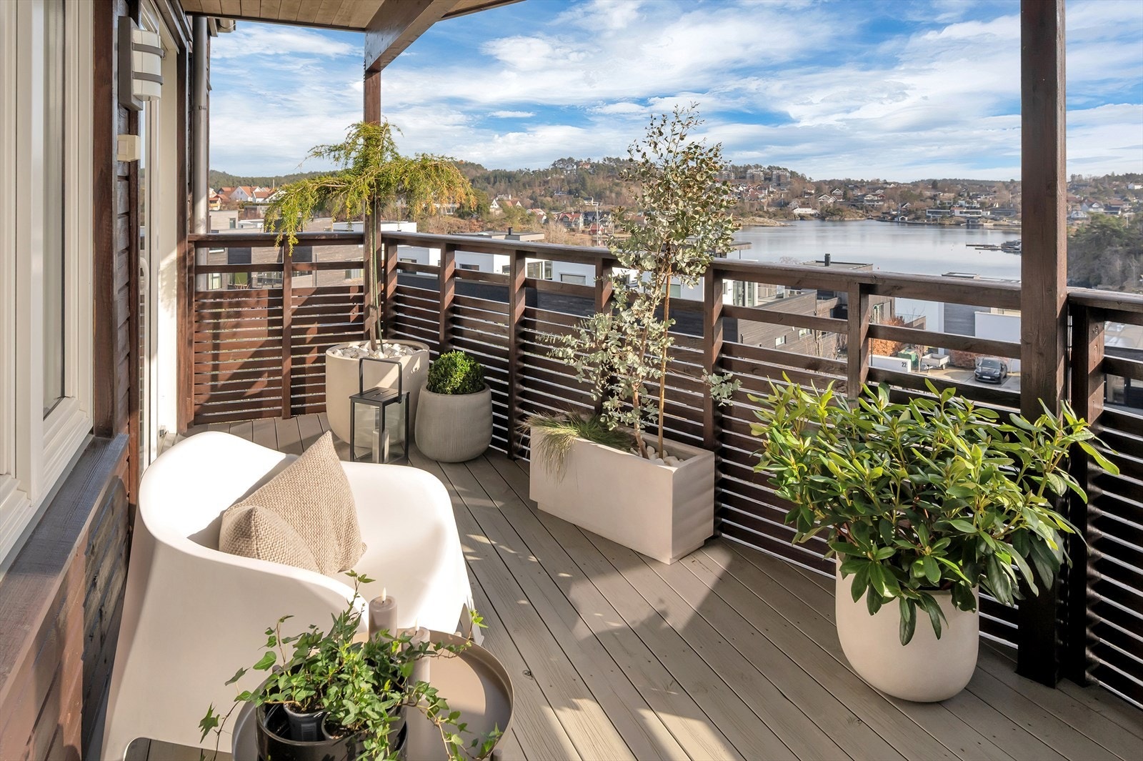 Romslig balkong med vid sjøutsikt Galleribilde