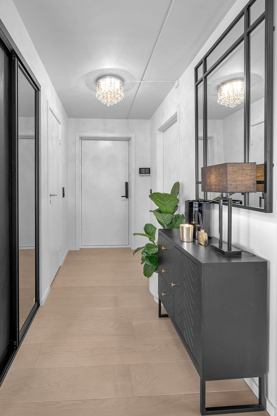 Gang/inngangsparti med skyvedørsgarderobe Galleribilde