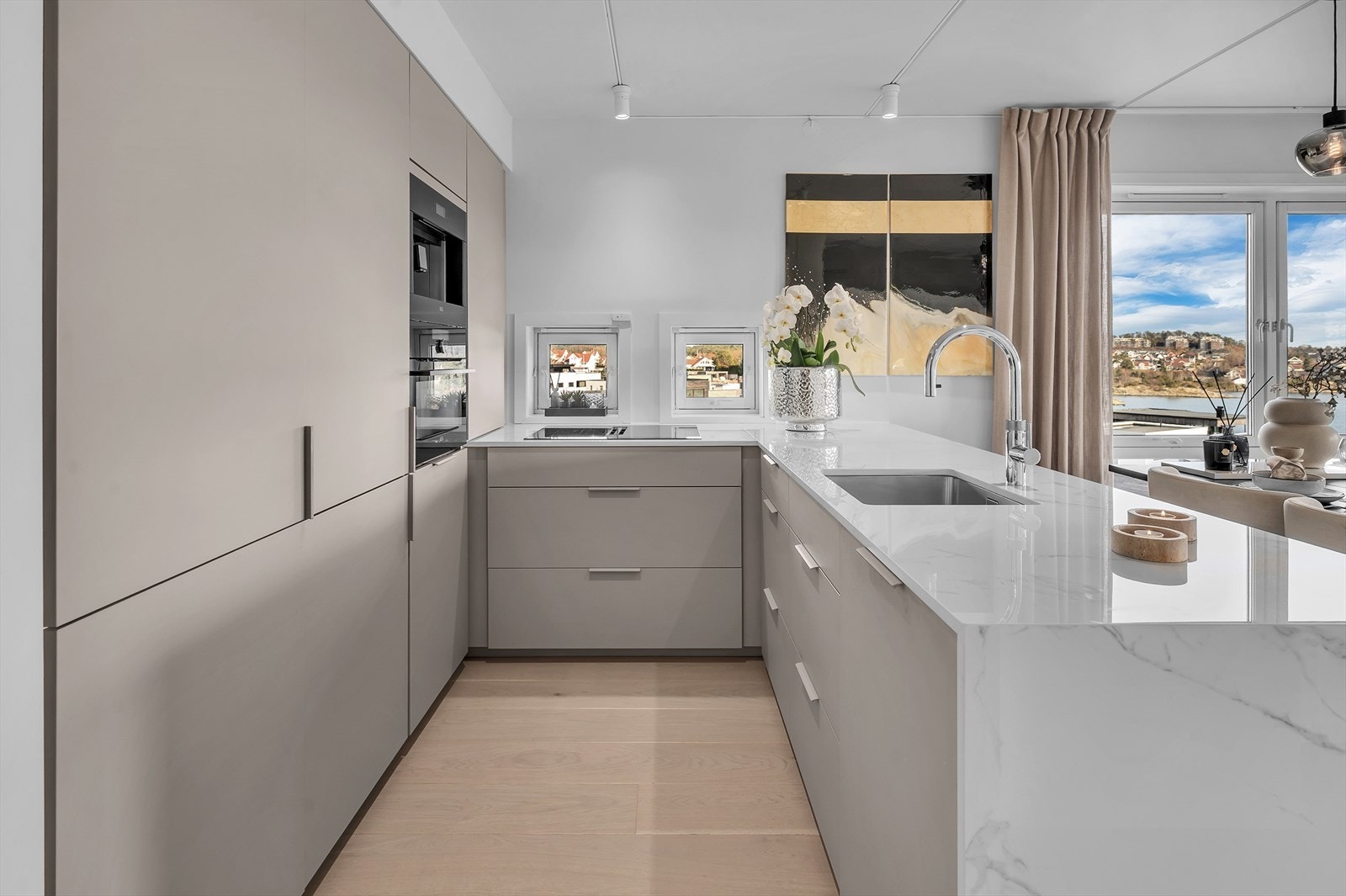 Kjøkkeninnredningen byr på rikelig med skap- og benkeplass Galleribilde