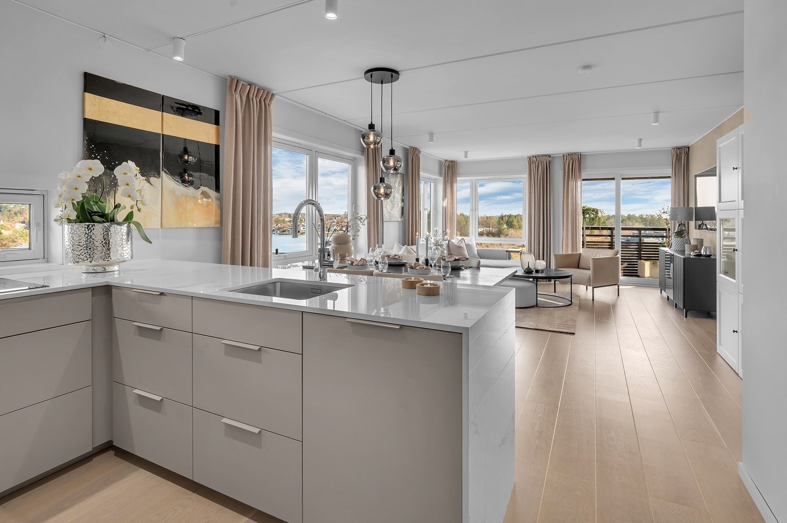 Det er lagt ett lekkert parkettgulv i leiligheten Galleribilde