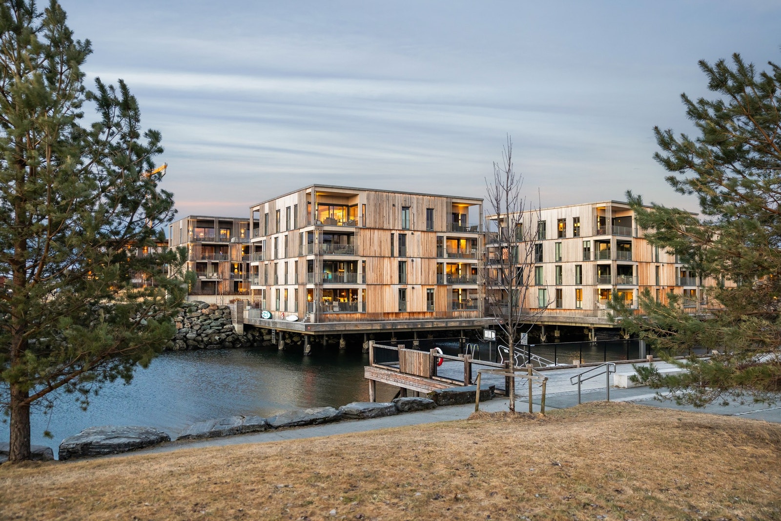 Naturlige og grønne omgivelser omkranser den moderne arkitekturen på Fullriggerøya, og skaper en sjelden atmosfære i nabolaget. Galleribilde