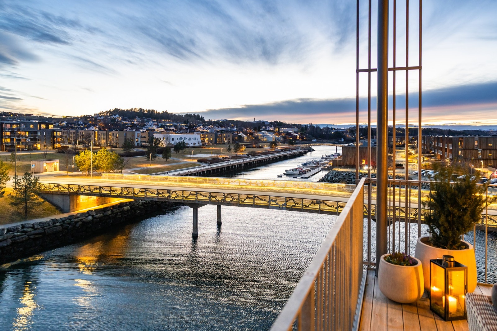 Utsøkt plassert med privat terrasse i begge ender med formidable sol- og utsiktsforhold. Galleribilde