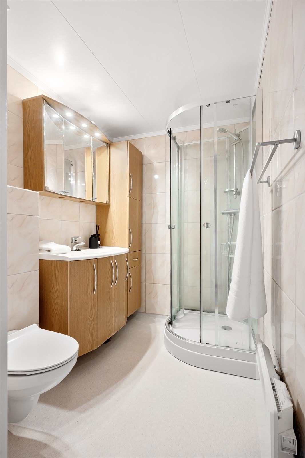 Badet ligger i 2. etasje praktisk innredet med det man trenger. Rommet er ca. 20 år, men bruk av dusjkabinett forlenger levetiden. Galleribilde