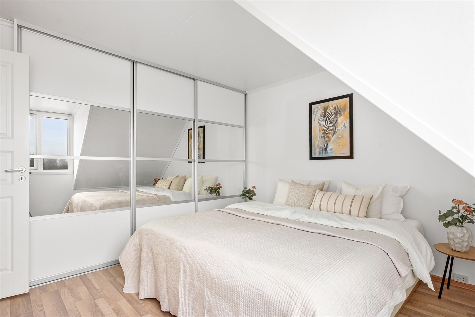 Hovedsoverommet er innredet med stor skyvedørsgarderobe. Galleribilde