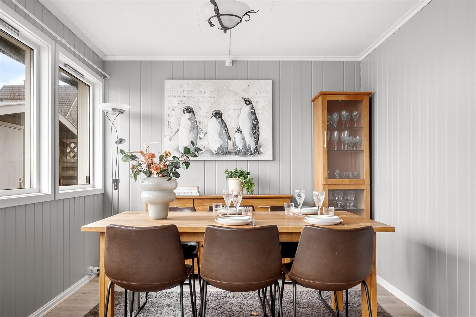 Stuen har definert romløsning for både sofahjørne og spisestue. Galleribilde