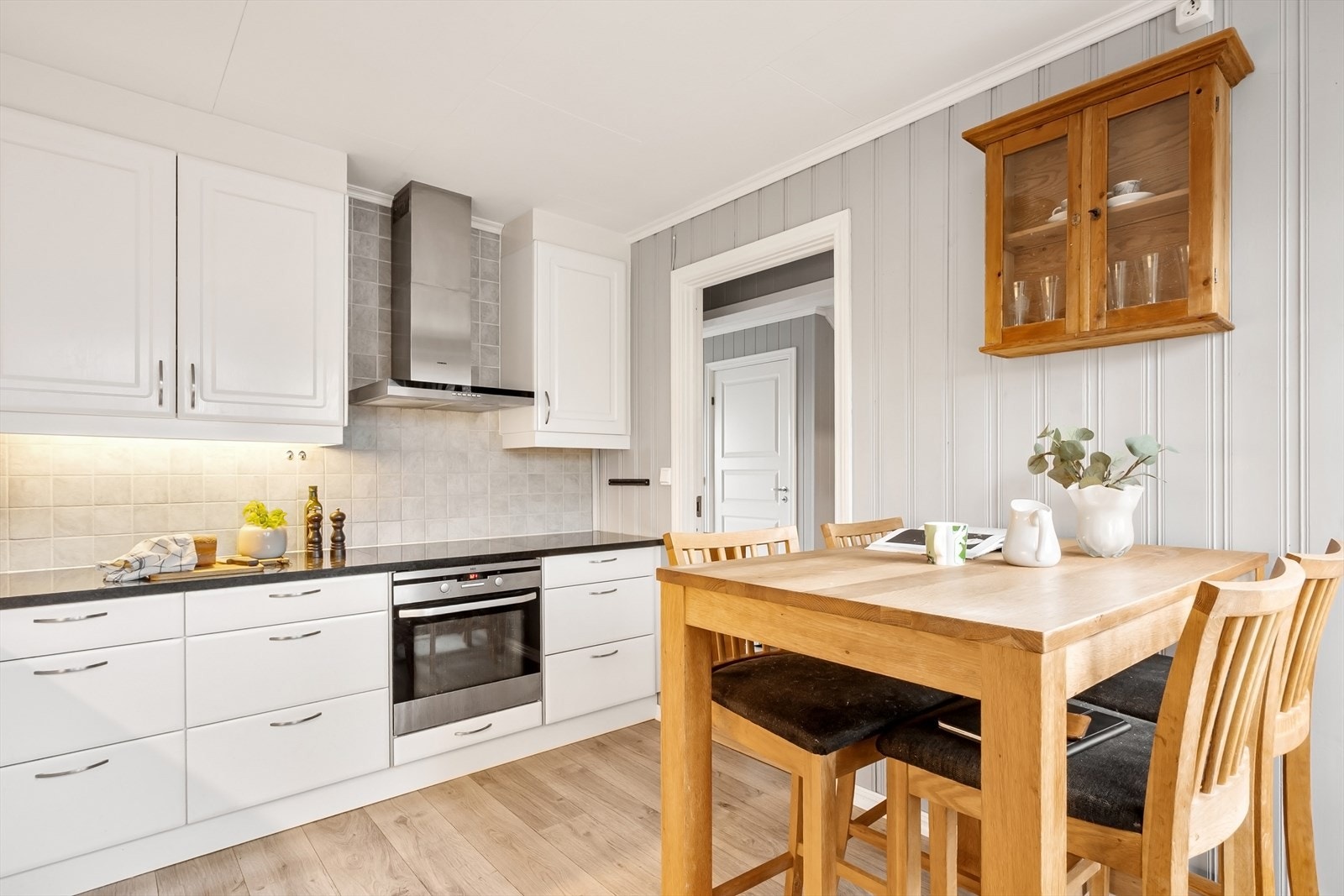Kjøkkenet ligger i eget rom med plass til frokostbord el. l. som gir en hyggelig plass for små måltider eller kaffebesøket. Galleribilde