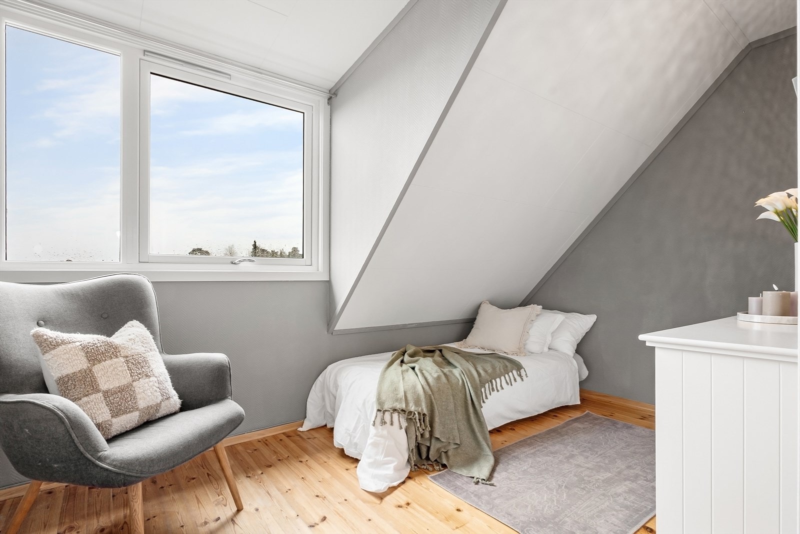 Rommene har store vindusflater og fint utsyn. Galleribilde