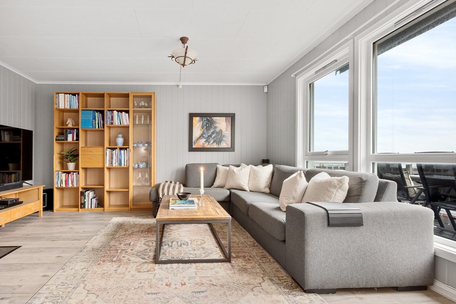 Store vindusflater gir rikelig med naturlig lys. Galleribilde