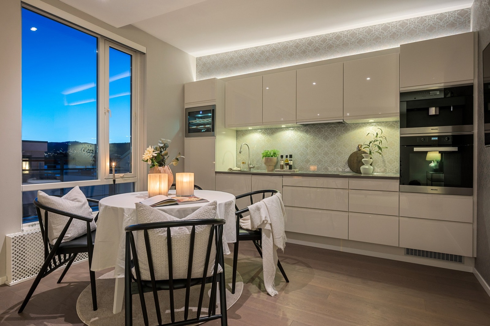 Kjøkken og spiseplass på kveldstid. Galleribilde