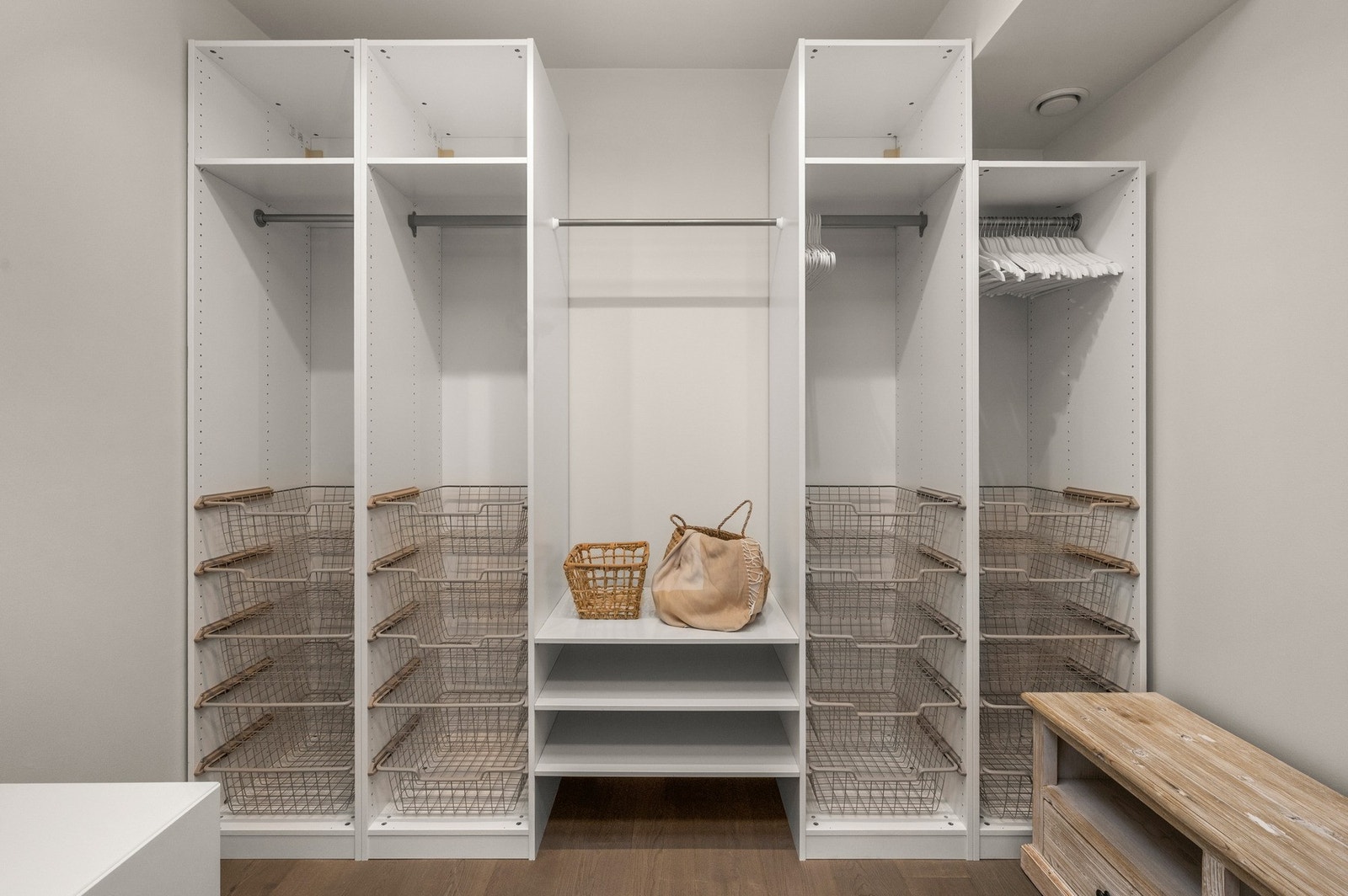 Praktisk garderobeløsning med rikelig lagringsplass. Galleribilde