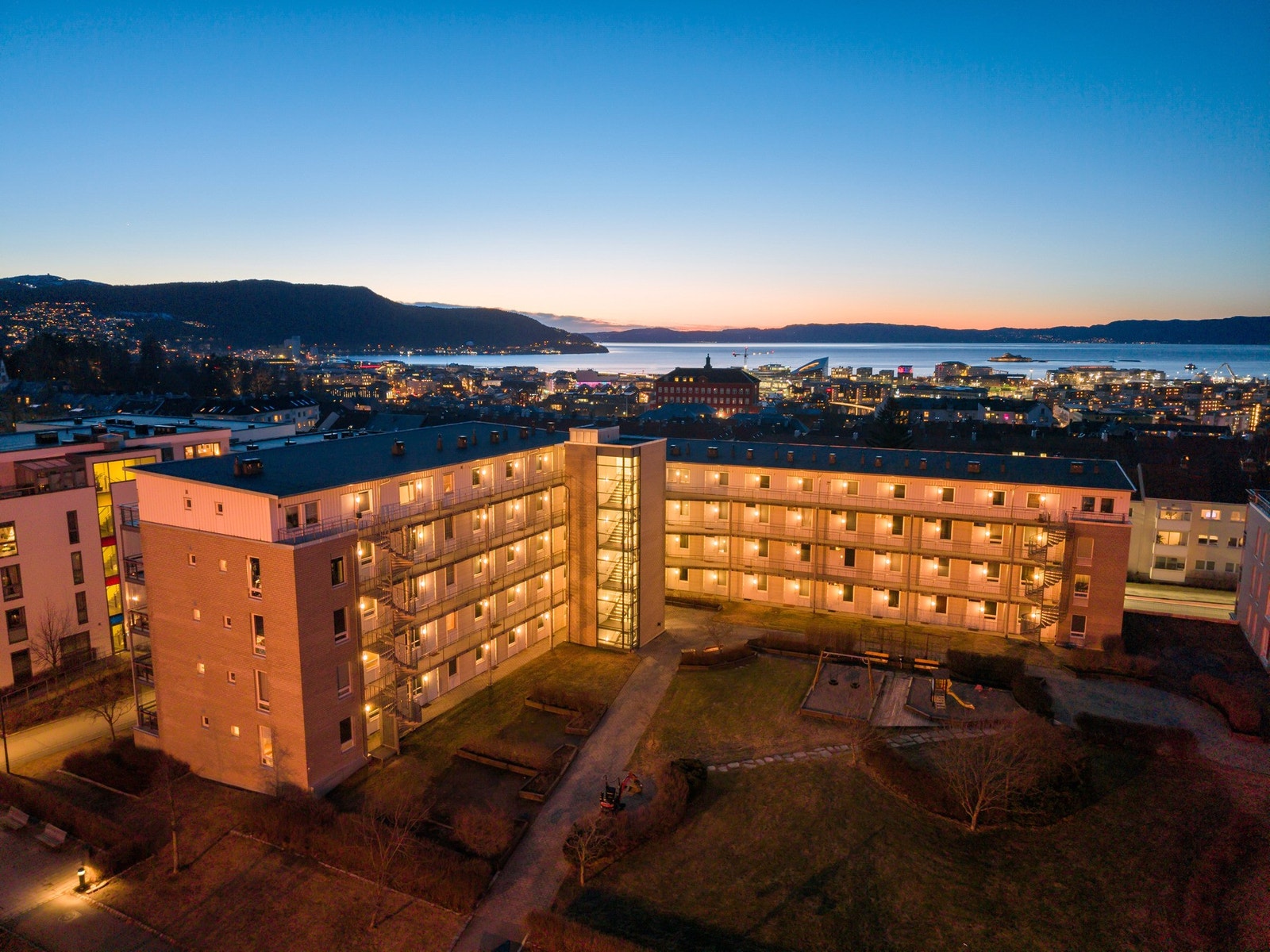 Leiligheten ligger i 5. etasje med luftig beliggenhet og fin utsikt over området. Galleribilde