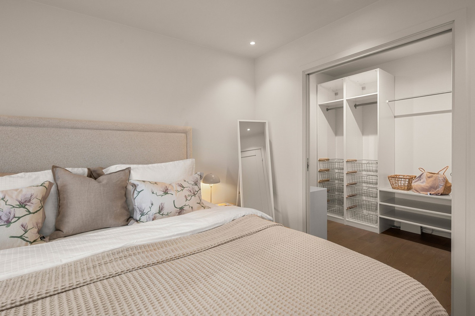 Lyst og rolig rom med behagelig atmosfære. Galleribilde