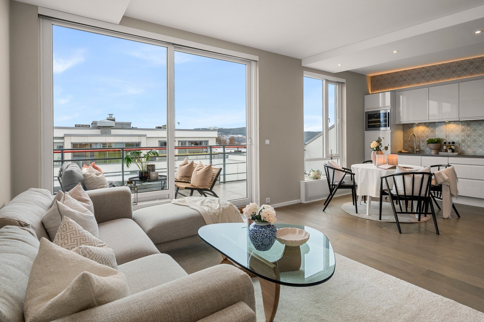 Store vindusflater gir rikelig med naturlig lys og god utsyn. Galleribilde