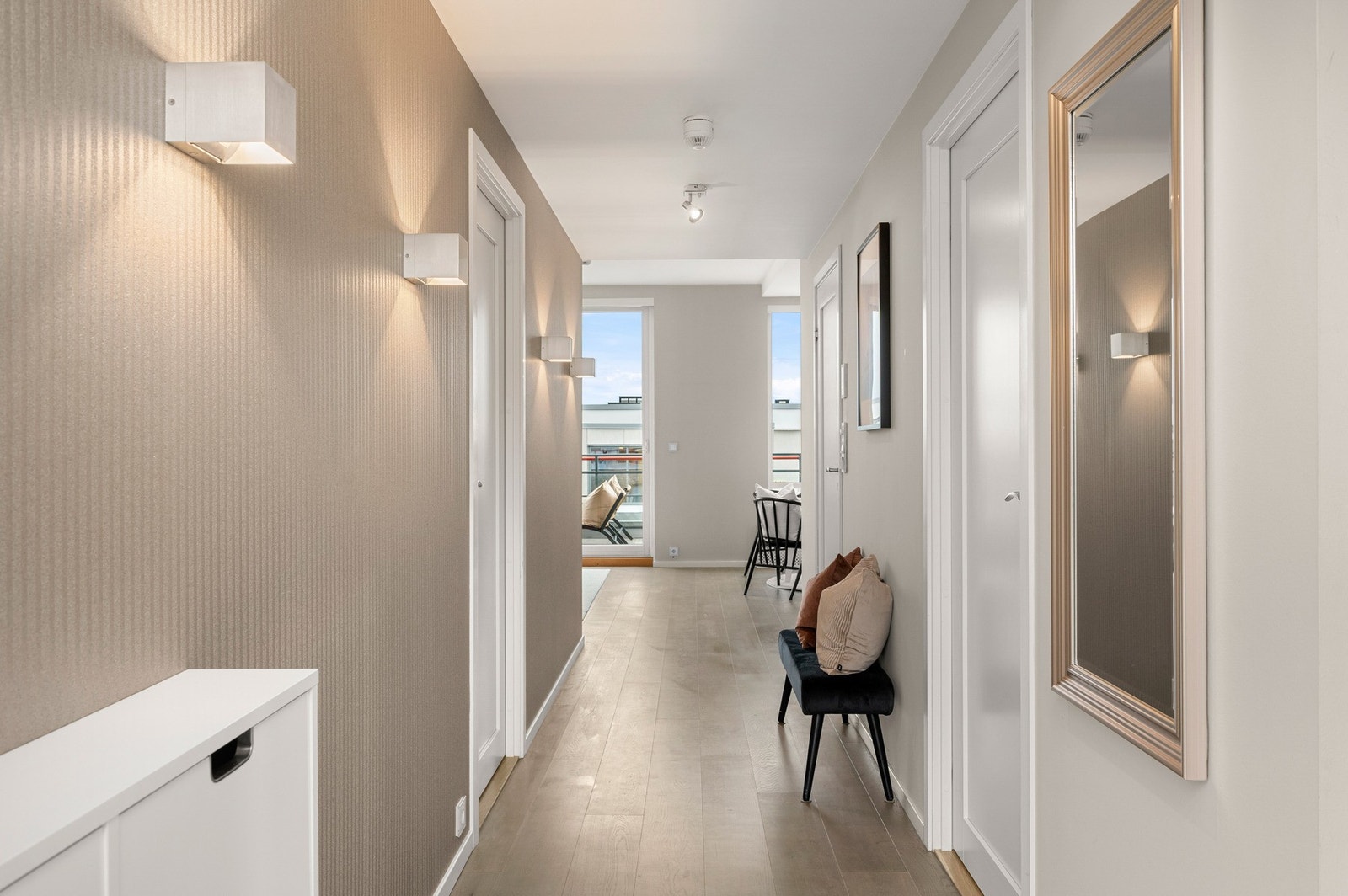 Lys og innbydende entré med plass til oppbevaring. Flott førsteinntrykk til leiligheten. Galleribilde