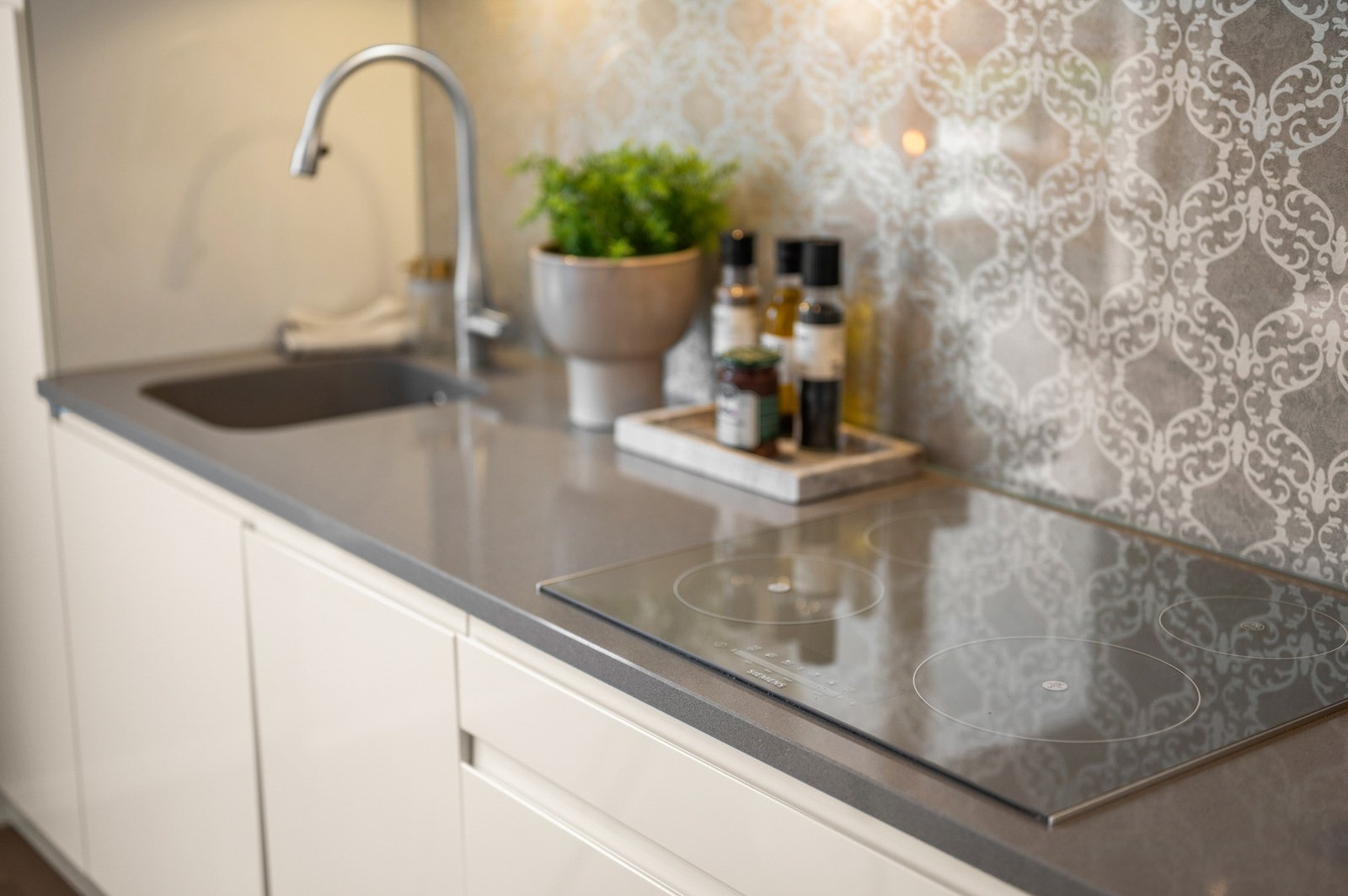 Detaljbilde av kjøkkeninnredning med gjennomgående høy standard. Galleribilde