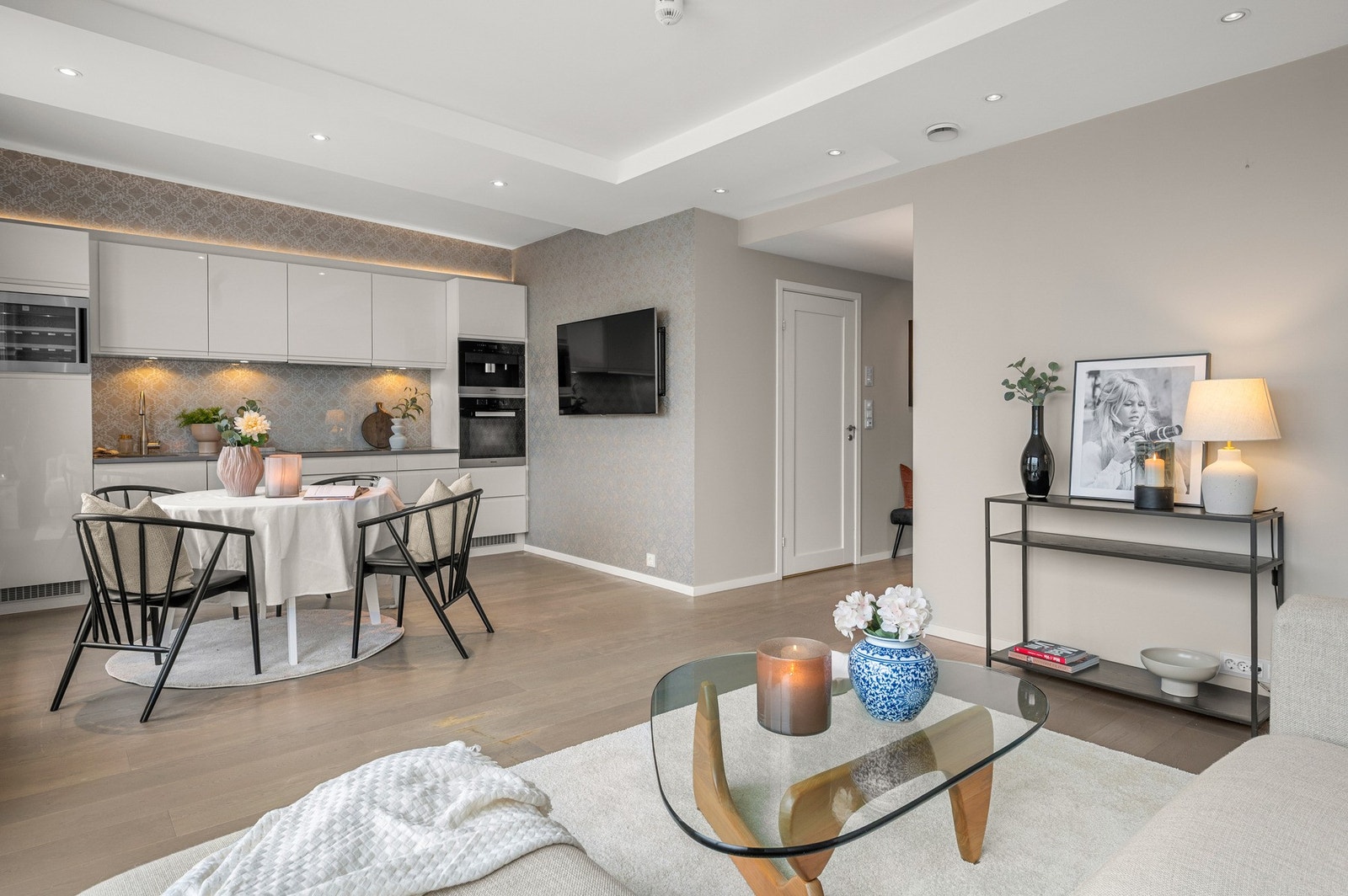 Stue/kjøkkenarealet utgjør til sammen 27 kvm. Den åpne planløsningen gir en god romfølelse. Galleribilde