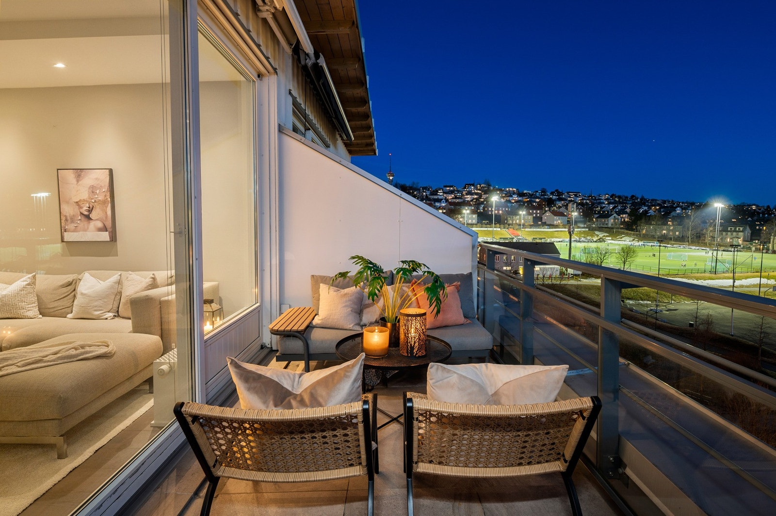 Hyggelig uteplass med gode møbleringsmuligheter og skjermet beliggenhet. Galleribilde