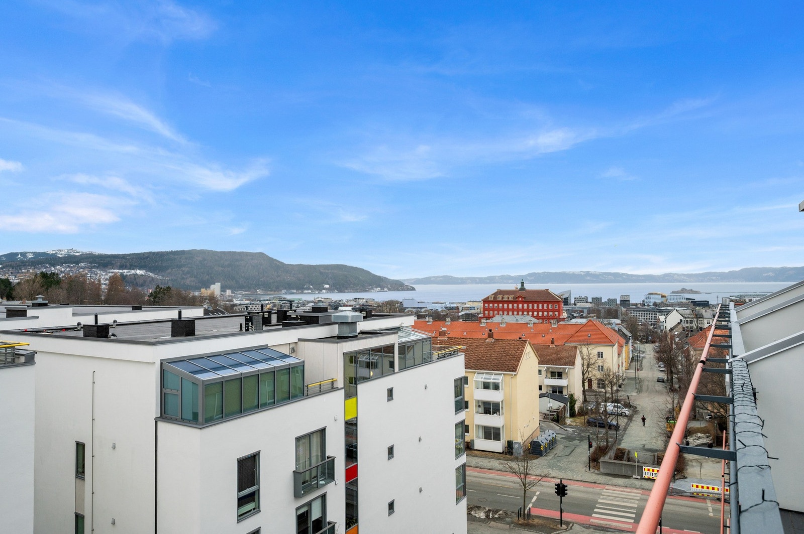 Sentralt og bynært, men samtidig et rolig strøk med småhusbebyggelse. Hager og store grøntområder bidrar til trivsel. Sitat fra en lokalkjent. Galleribilde