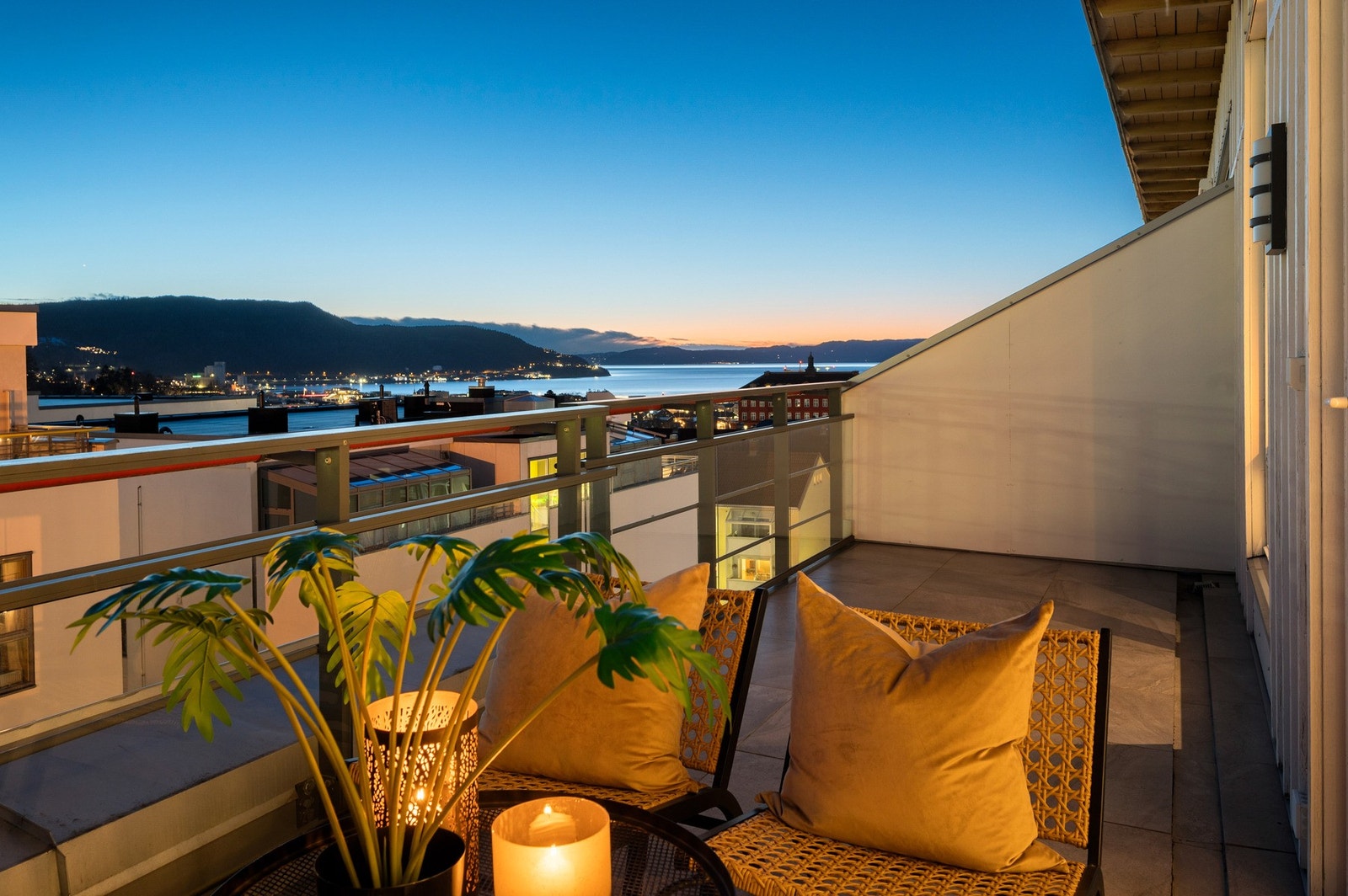 Leiligheten byr blant annet på en vestvendt takterrasse fantastiske solforhold. Perfekt for rolige sommerkvelder. Galleribilde