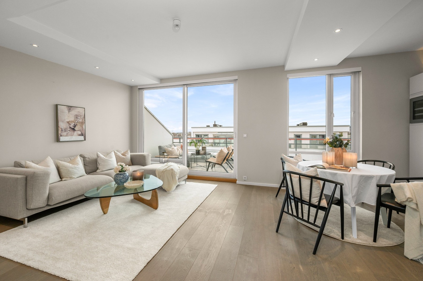 Åpen planløsning mellom stue og kjøkken. Legger til rette for flere soner i samme rom som egner seg både for avslapning og sosialt samvær. Galleribilde