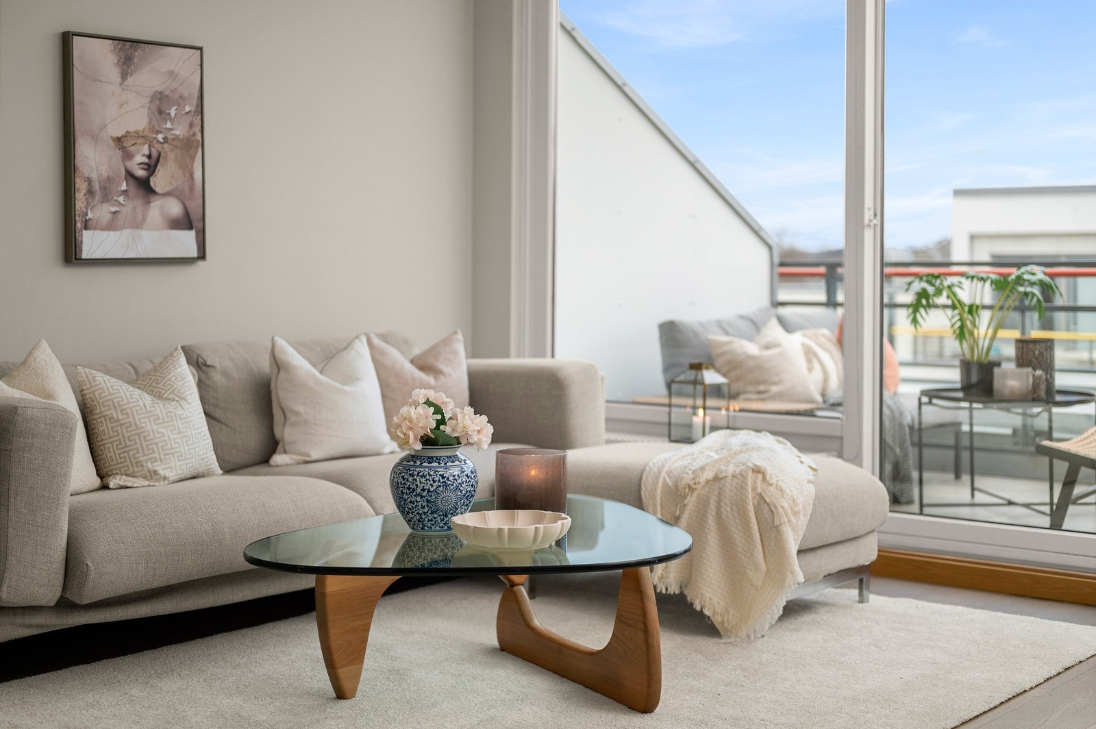 Delikat og gjennomført interiør med gode materialvalg. Galleribilde