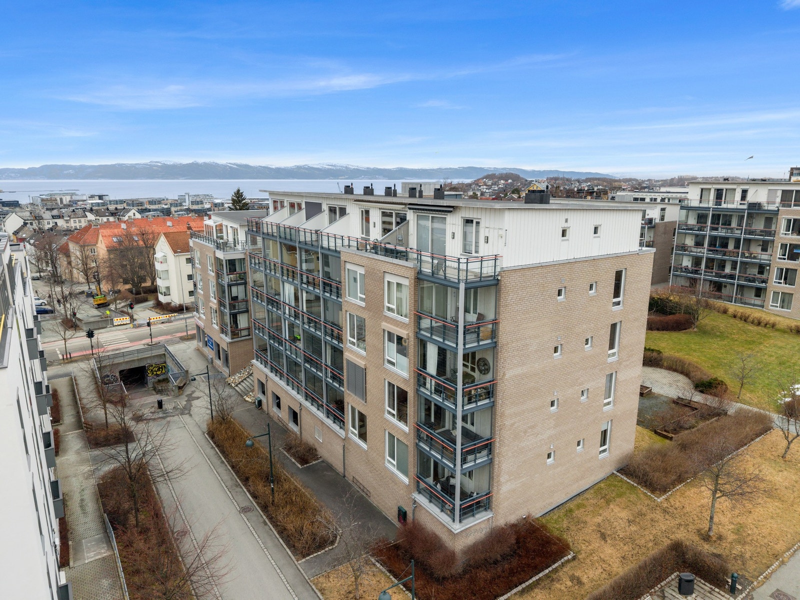 Leiligheten ligger tilbaketrukket, men sentralt i et populært område. Galleribilde