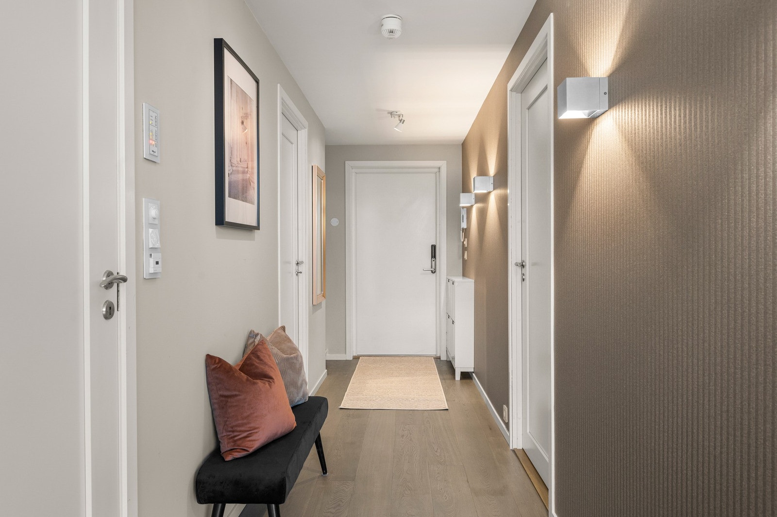 Porttelefon for å slippe inn gjester. Moderne bygg med heis og gode fasiliteter. Galleribilde