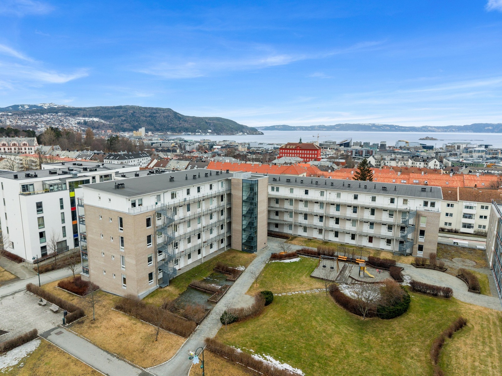 Kort vei til Solsiden og Nedre Elvehavn med restauranter, kaféer og butikker. Galleribilde